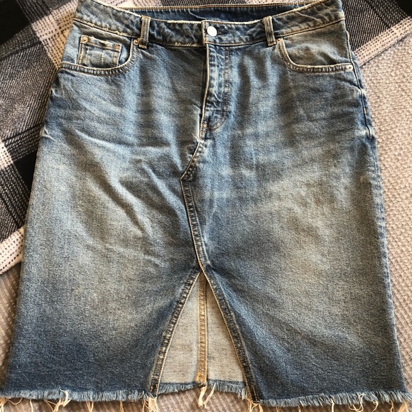H&M knee length denim skirt - Picture 2 of 6